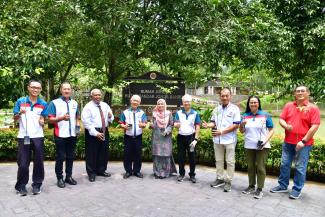 Majlis Penyerahan Anak Pokok Gambir