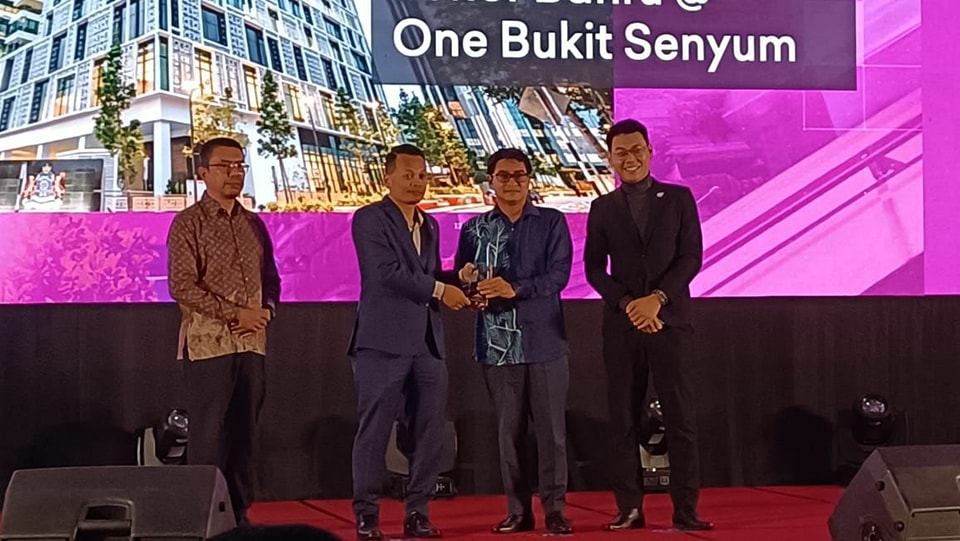 MBJB TERIMA ANUGERAH DI NATIONAL ENERGY AWARDS 2022