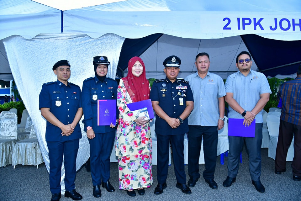 5 PEGAWAI MBJB TERIMA PENGHARGAAN PDRM