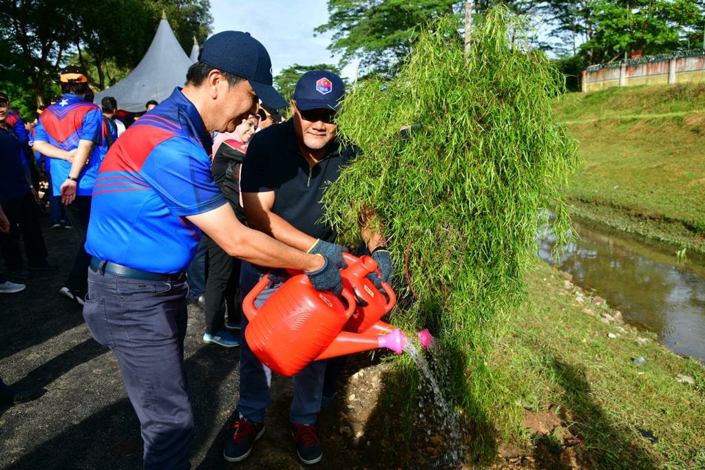 PROGRAM PENGINDAHAN SUNGAI DAN PENANAMAN POKOK